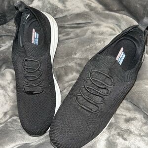 NWOB Super Comfortable Ladies’ Black Skechers W/Memory Foam Footbed, Sz 10